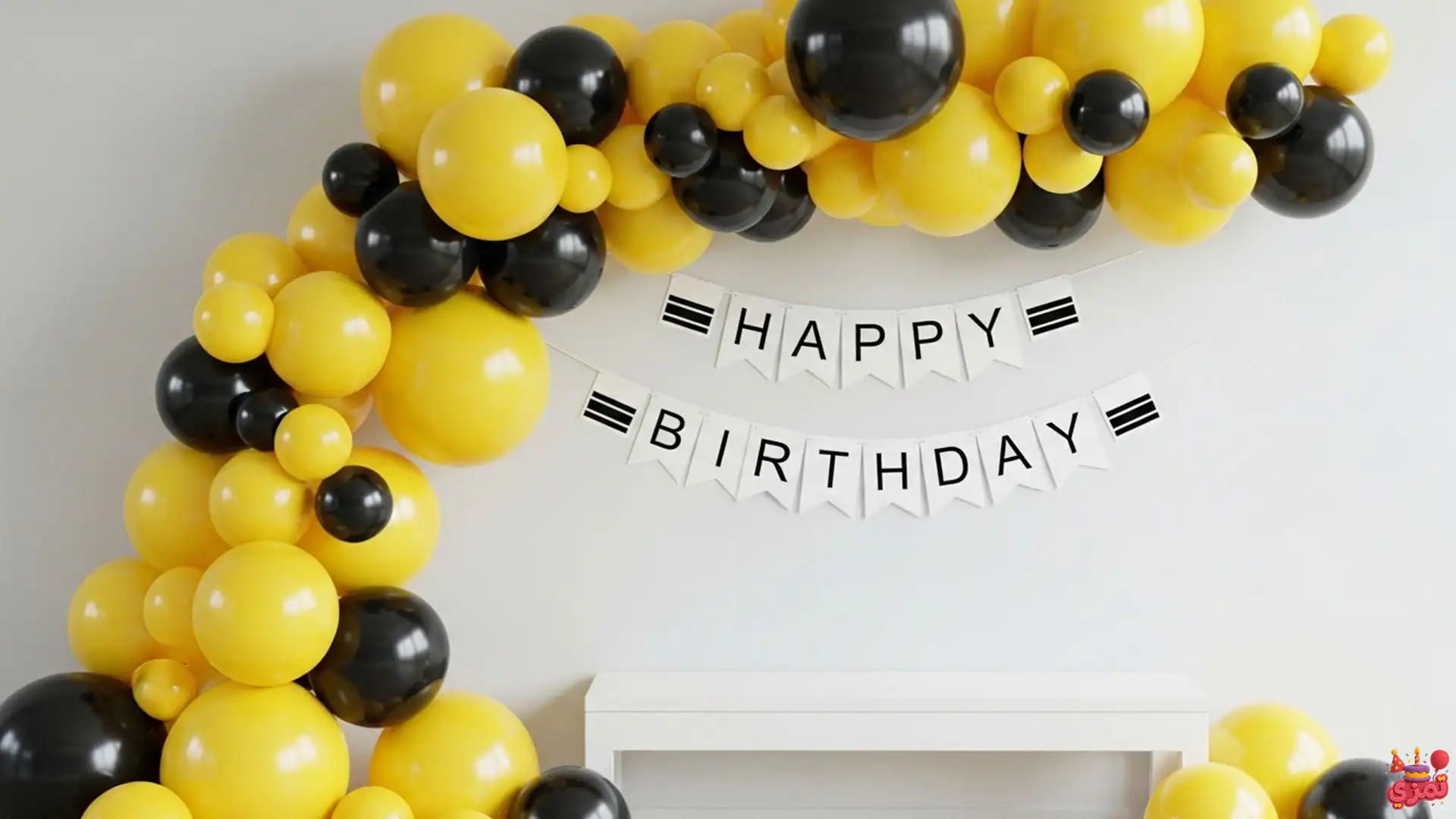 بادکنک آرایی تم تولد پسرانه زرد و مشکی تم تولد پسرانه زرد مشکی با بادکنک