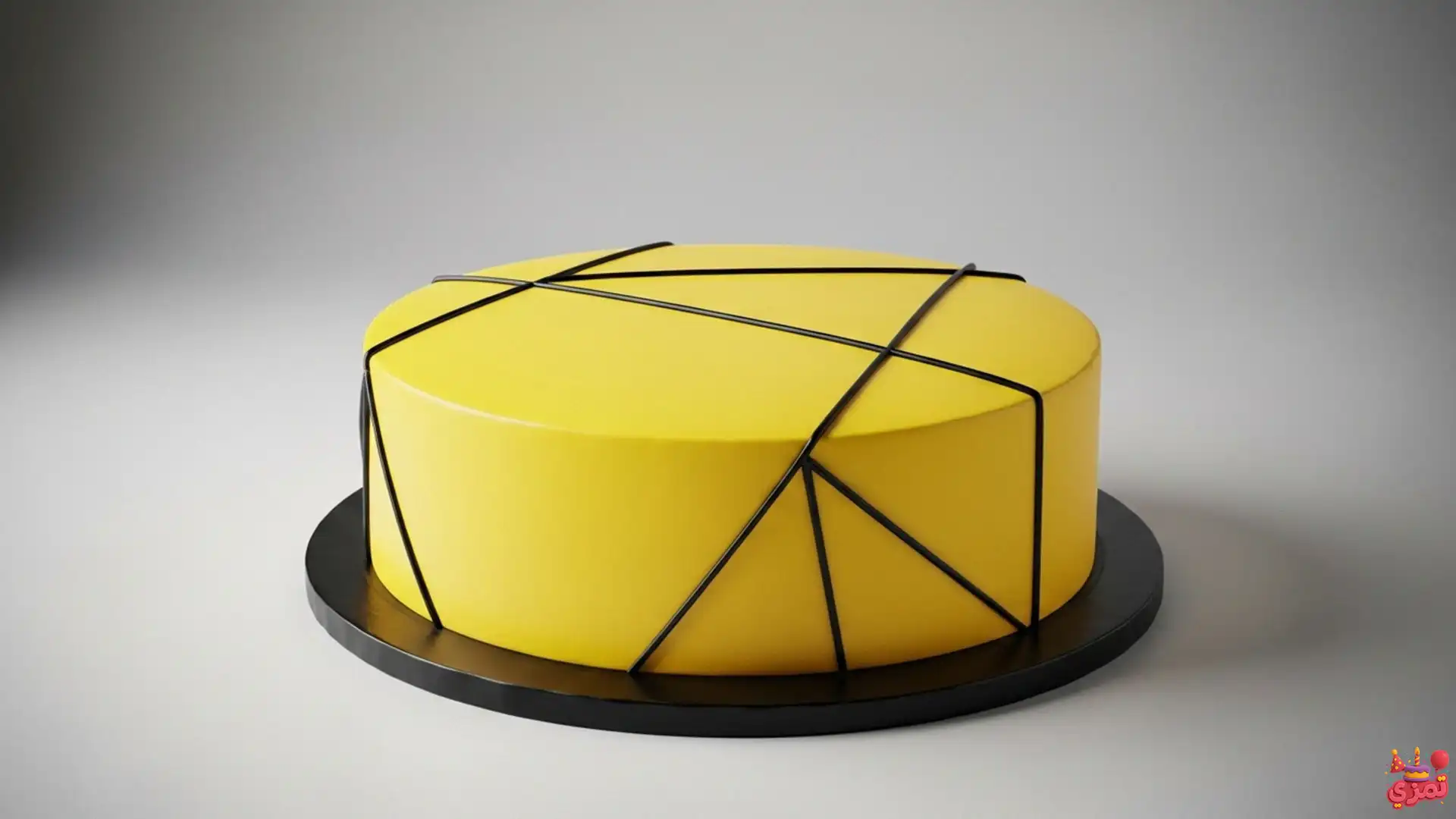 کیک تولد پسرانه زرد و مشکی تم تولد پسرانه زرد مشکی با کیک تولد