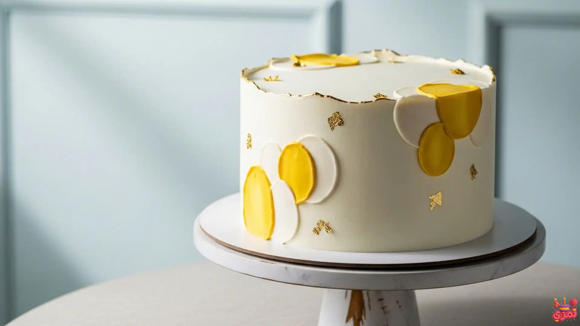 کیک تولد پسرانه زرد و سفید مینیمال تم تولد پسرانه زرد و سفید با کیک تولد